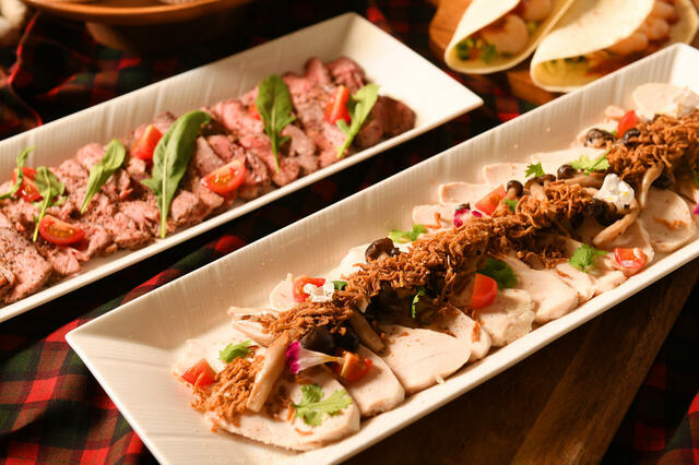 「冷製ローストビーフサラダ・合鴨パストラミサラダ」＜価格：大人（平日）5,000円（税込）／大人（土・日・祝日）5,500円＞【大人4名利用で1名無料！ホテルプラザ神戸で「ランチ＆ディナーバイキング」をお得に楽しめるキャンペーン開催！】