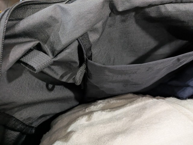 【MILESTO UTILITY　パッカブルビッグトートバッグ】内側にはループがついているので、カラビナで鍵などを引っかけておけば荷物の中で迷子になるのを防げます◎