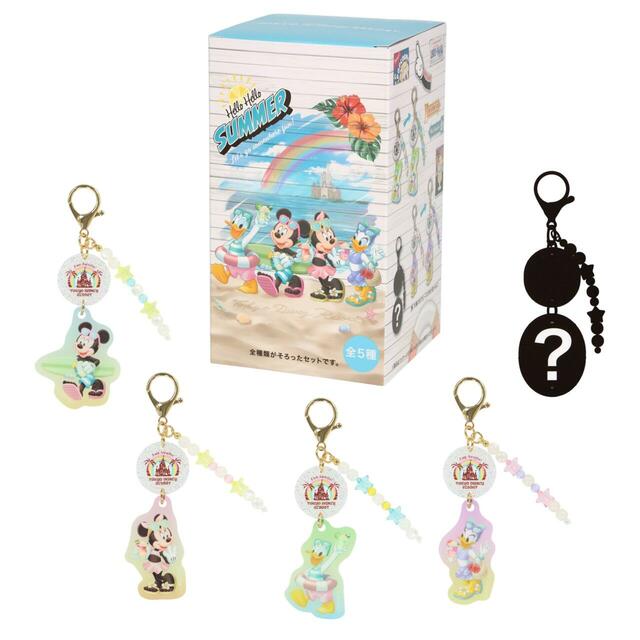 キーチェーンセット 6,500円|夏の東京ディズニーリゾート「Hello Hello SUMMER!」グッズ|販売店舗:東京ディズニーランド「グランドエンポーリアム」、東京ディズニーシー「タワー・オブ・テラー・メモラビリア」|発売日:2026年6月11日(木)