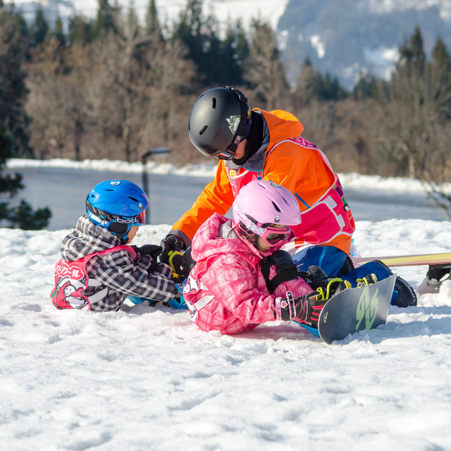 雪の上に出たら、まずは自分でスノーボードを装着してみる|ママミキーキッズスノースクール