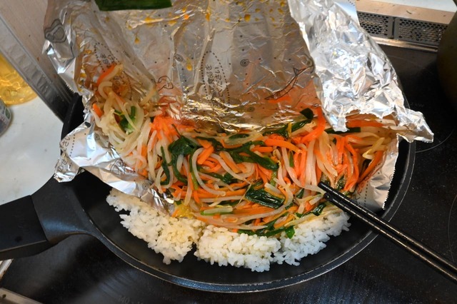 【ワンパン!石焼風ビビンバ】ホイルを引っ張り、ご飯の上に野菜をのせます