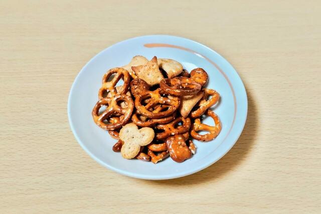 【コストコ プレッツェル＆クラッカー カクテルミックス 1500g 1297円】心地よい食感や適度な塩味で、食べる手が止まらなくなる