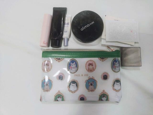 柔らかい素材のため、たくさんのコスメが入る