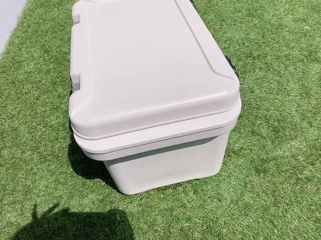 【アイリスオーヤマ HUGEL 真空断熱クーラーボックス】テーブルや椅子としても使える