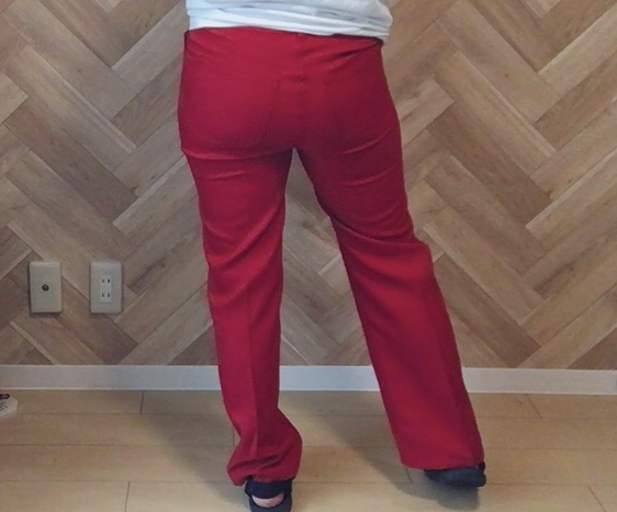 【GU センタープレスカラーストレートパンツ】お尻がキュッと引き締まって見えます