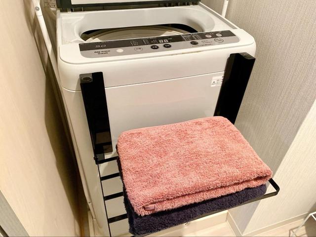 【tower　洗濯機横マグネット折り畳み棚】洗濯物や着替え等の一時置きの場所に