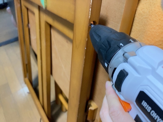 【アイリスオーヤマ 充電式ドライバドリル JCD28-C】スリムグリップが握りやすい