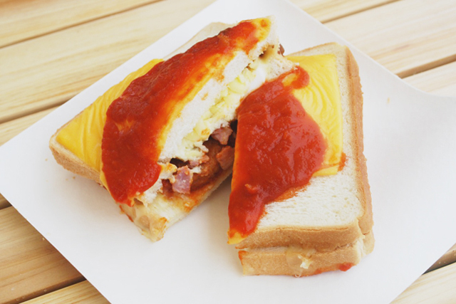 食パンにバーグやハム・たまご・ソーセージ・シュレッドチーズなどをサンドしたパンの上に  更にチーズとトマトソースを乗せて焼いたクレイジーサンドイッチはポルトガルの朝食メニュー。