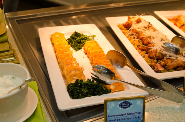 サーモントラウトのパイ包み｜クリスタルパレスレストラン「アナとエルサのフローズンファンタジー」スペシャルブッフェ ©Disney