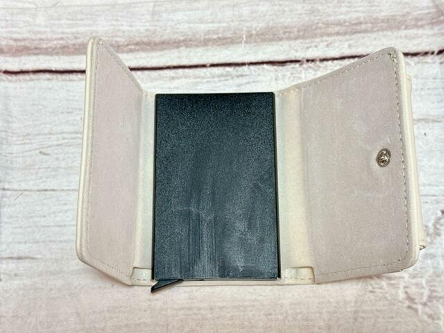 3つ折りタイプのカードケース