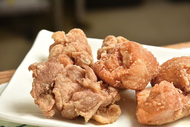 元祖中津からあげ もり山 学芸大学店／骨なしミックス 200g 540円 ジューシーなもも肉とヘルシーなむね肉が半々に入ったミックス。