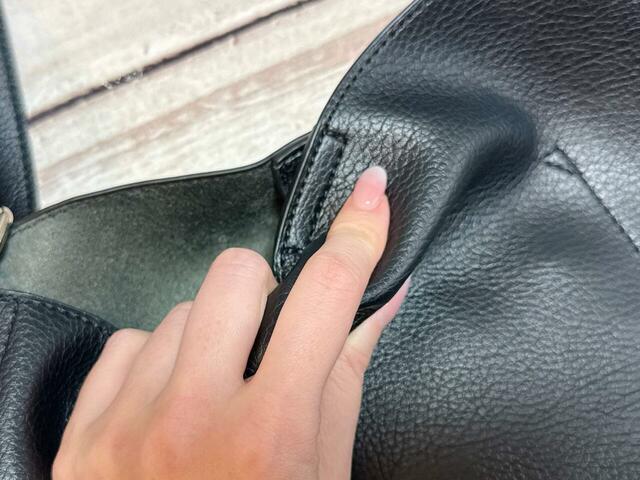 まるでリアルレザーと見紛うほどのやわらかさ！