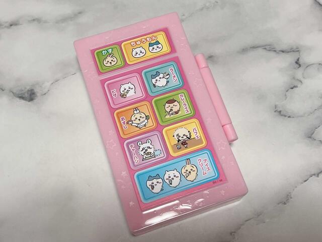 【ちいかわもぐもぐスタンプセット】ケースにシールを貼ってみました！貼る箇所が溝になっているため、簡単にきれいに貼れます♪
