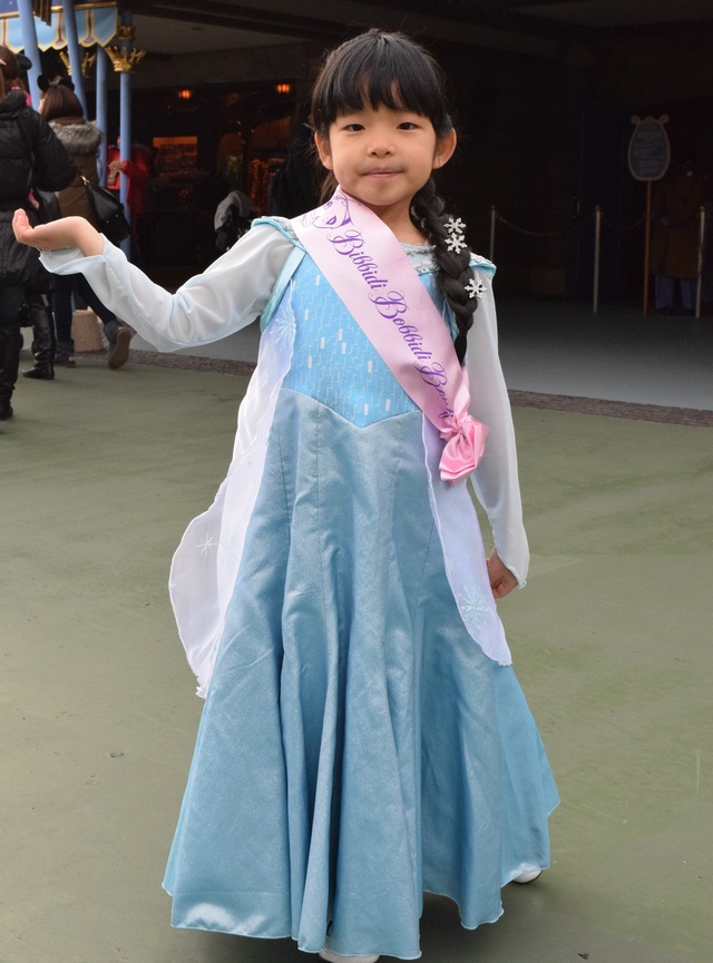 ビビディ・バビディ・ブティックで雪の女王エルサに変身したあやかちゃん。