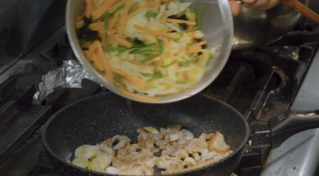 肉やネギなどが茶色く色づいたら、下処理した野菜をフライパンに戻します。