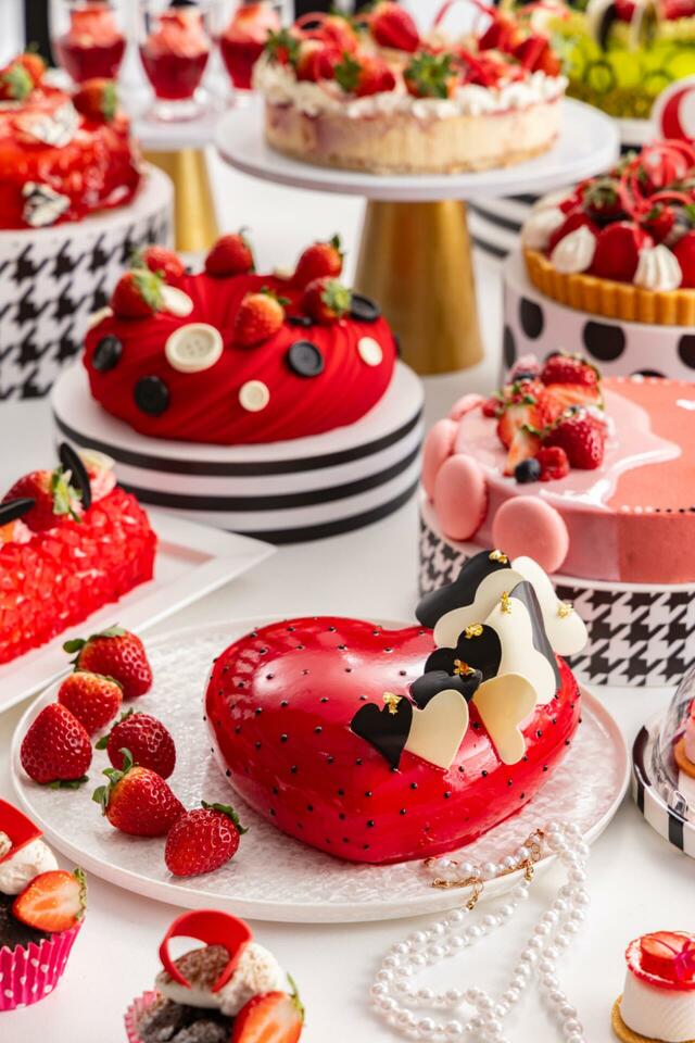 「『ストロベリーモノクロ・ガールズパーティー』スイーツビュッフェ」<期間:2025年12月27日~2026年5月上旬頃まで>【モノクロームのおしゃれ空間でいちごスイーツを満喫♪「ヒルトン東京」で“アジョリーコラボスイーツ”も楽しめる苺ビュッフェ開催!】