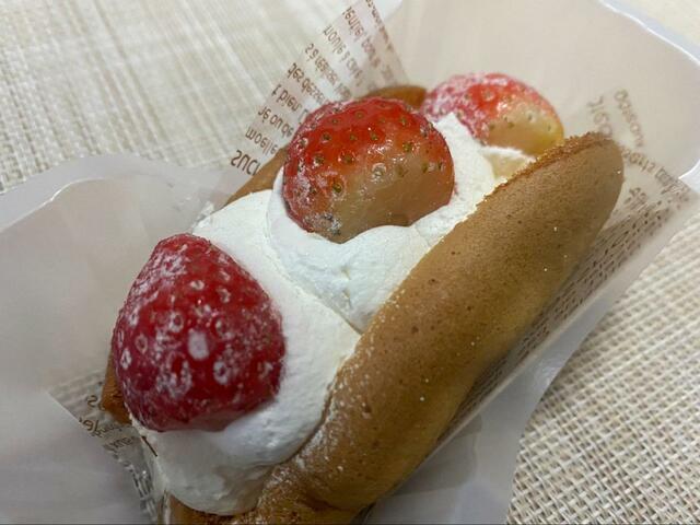 【ファミリーマート　ふわふわケーキオムレット　いちご】オムレットは口溶けの良い生地