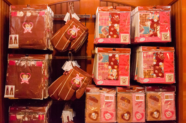 東京ディズニーシー「スウィート・ダッフィー」（2015年）スペシャルグッズ ©Disney