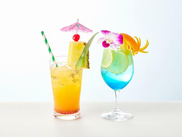 「有明 グランドエール ハワイアンフェア限定モクテル（左：ヴァージンマイタイ、右：ラグーナレモネード）」【ホテルヴィラフォンテーヌから夏メニューが登場】