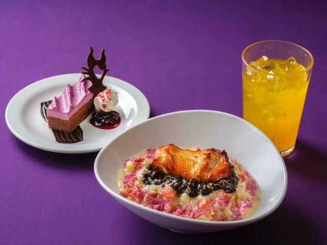 スペシャルパスタセット 2,180円｜東京ディズニーリゾート「ディズニー・ハロウィーン」スペシャルメニュー｜販売店舗：東京ディズニーランド「プラザパビリオン・レストラン」｜販売期間：2025年9月16日（火）〜10月31日（金）