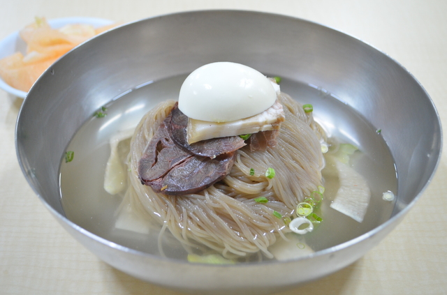 「平壌麺屋」のムル冷麺は11000ウォン。スープの清涼感がすばらしい。店は「東大門歴史文化公園」駅5番を出て、歩道を逆方向に進み、4差路を右折するように横断歩道を渡って歩道を少し歩いた左手
