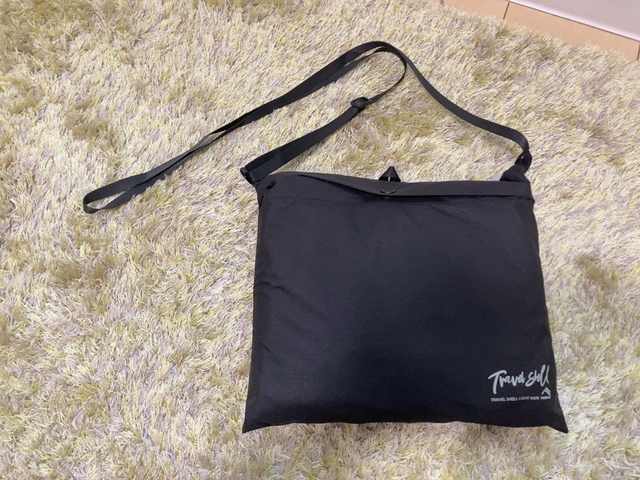【ワークマン トラベルシェルライトレインポンチョ】持ち運びに便利なサコッシュが付属しています