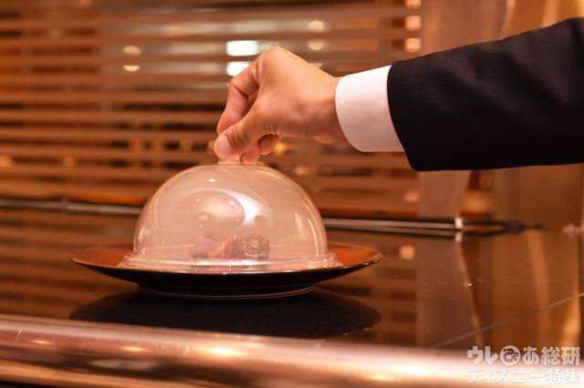 “ディズニー七夕デイズ”エンパイア・グリル・ディナー 2019 瞬間燻製した鴨胸肉のロースト バルサミコソース ミックスナッツのプラリネとともに 撮影/かとうきょうこ