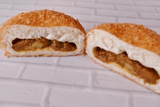 人参、じゃがいも、玉ねぎの食感がある。／ローソンストア１００『カレーパン（国産野菜使用）』100円 （税込 108円）