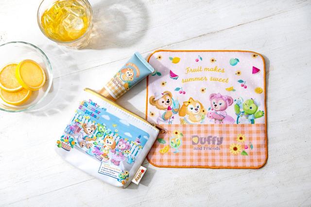 おでかけポーチ(日焼け止め、ミニタオル) 3,000円|セット内容:(マチ付きポーチ)縦約11×横約13×厚み約2.5cm(日焼け止めクリーム)、内容量:30g、サマーハーブの香りSPF50+/PA++++、顔・からだ用(ミニタオル)縦約20×横約20cm|ダッフィー&フレンズのテイスティ・サマー・サプライズ