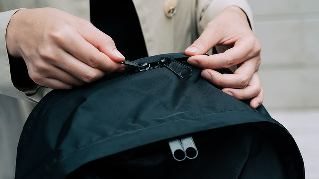 【DEAN ＆ DELUCA バックパック ブラック】本体をガバッと大きく開けられる、両開きの大きなファスナー