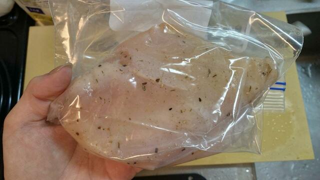 【アイリスオーヤマ　低温調理器ポケットシェフ】味付けした鶏むね肉をチャックが付いている耐熱の密封袋に入れ空気を抜きましょう