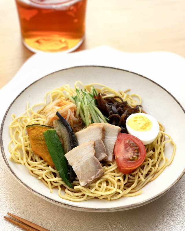 【成城石井「成城石井自家製 二日間漬け込んだチャーシューと7種具材の黒酢の効いた冷やし中華（自家製麺使用）」647円】彩り豊かな具材もポイント