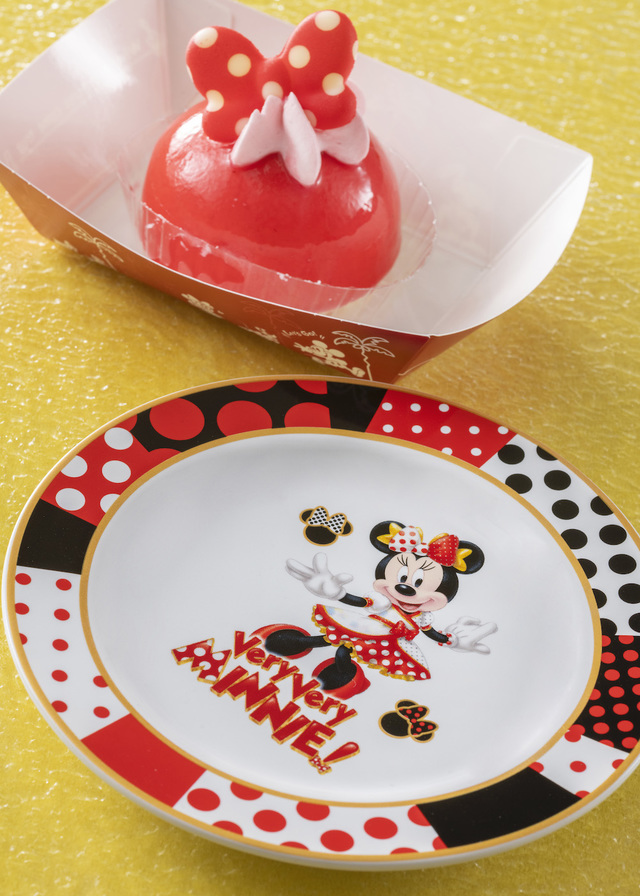 クランベリー・バニラムースケーキ、スーベニアプレート付き 800円|スウィートハート・カフェ|東京ディズニーランド「ベリー・ベリー・ミニー!」スペシャルメニュー