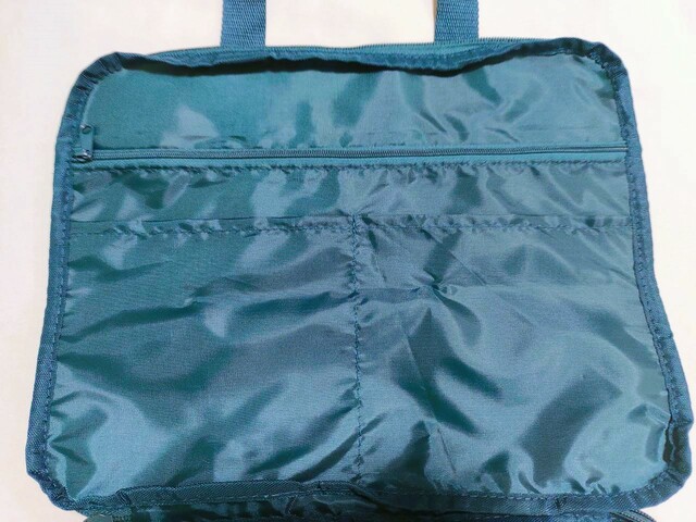蓋部分に、チャック式ポケット・2つの仕切りあり