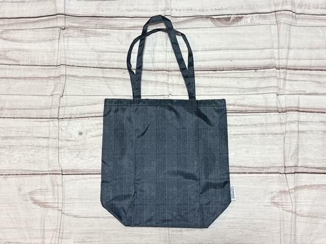 背面は装飾がないシンプルな作り