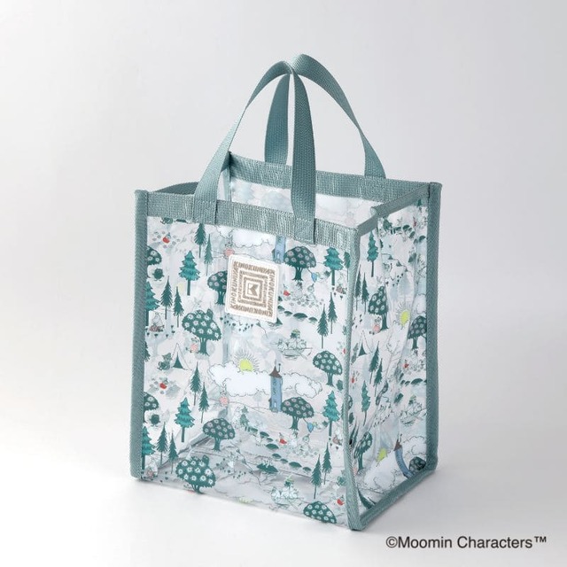 【ムーミン×紀ノ国屋】「ムーミンクリア」2,750円（約タテ26cm/ヨコ20cm/マチ15cm）／木々や雲、ピクニックを思わせる風景の中にキャラクターをあしらったピクニックミント