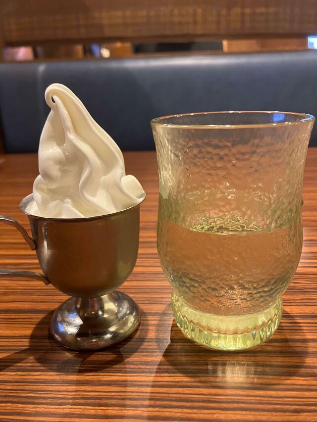 大きさは、お冷のグラスと比べるとこれくらい。食べ進めると、見た目以上に食べ応えあります。