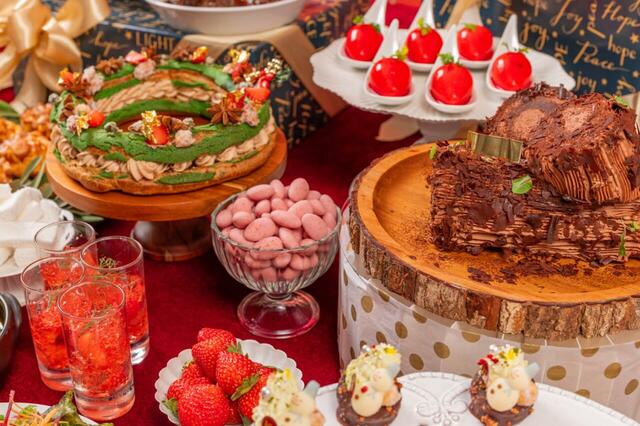 「クリスマス・スイーツビュッフェ【Very Berry X’mas!】~いちごが彩るクリスマス~」<期間:2025年11月1日~12月31日>【【神戸北野ホテル】いちごのデコレーションがキュートな「クリスマス・スイーツビュッフェ」を開催!超巨大「いちごのミル・ミル・サントノーレ」も登場!】