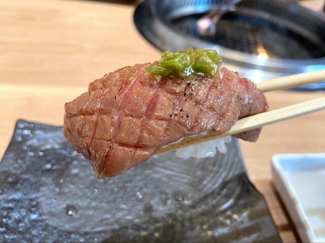 【がってんカルビ 和牛特上カルビ握り】炙りカルビの旨味がギュッと詰まった一品