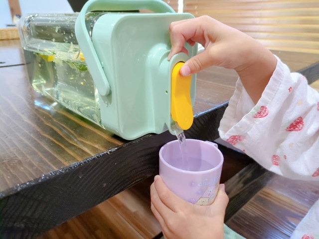 【KOKOBI 麦茶ポット】5歳くらいになると力加減も絶妙に使いこなせます