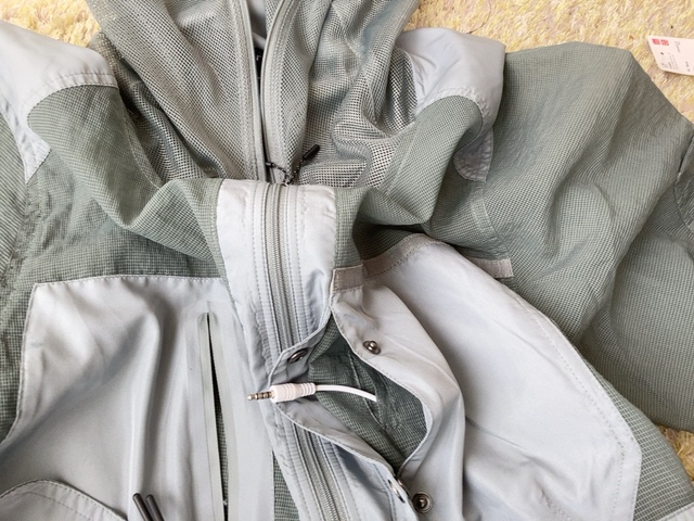 【ワークマン エアロガードステルスジャケット】左胸ポケットにはイヤホンコードを通す穴があいています