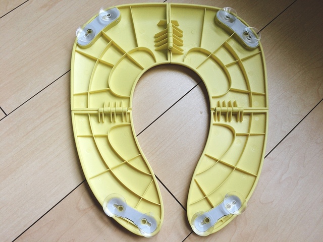 【TEA-GROW 折り畳み補助便座】裏の吸盤でしっかり密着します