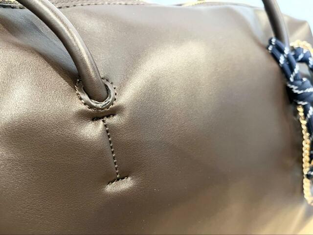 【GLOBAL WORK スペ軽チャーム付きボストン】程よい艶感のある合皮生地。やわらかく高見えします！