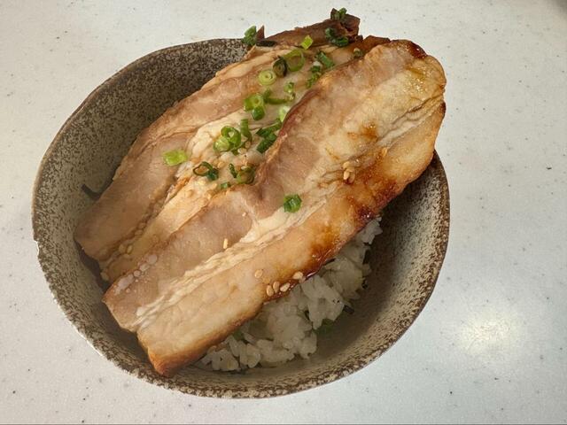 【ロピア やわらか焼豚めし】1/3量をお皿に盛り付けてもこの迫力！