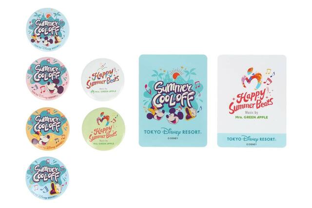 カンバッジ ステッカー付きセット 3,600円｜東京ディズニーリゾート スペシャルイベント「サマー・クールオフat Tokyo Disney Resort」Mrs. GREEN APPLEコラボグッズ｜販売店舗：東京ディズニーランド「ディズニー＆カンパニー」、東京ディズニーシー「エンポーリオ」｜発売日：2025年7月24日（木）