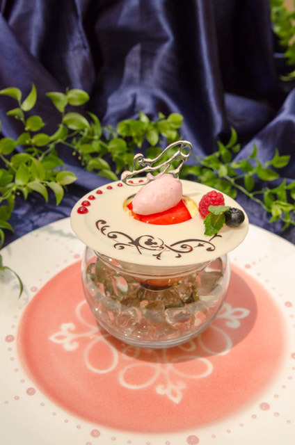 東京ディズニーランドホテル宴会場「シンデレラドリーム」でのウェディングプログラム「ディズニー・ロイヤルドリーム・ウェディング」©Disney