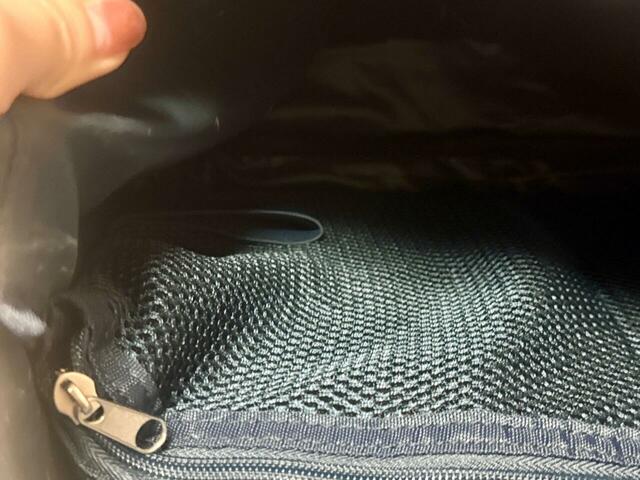 仕切りポケットはメッシュのふかふか素材