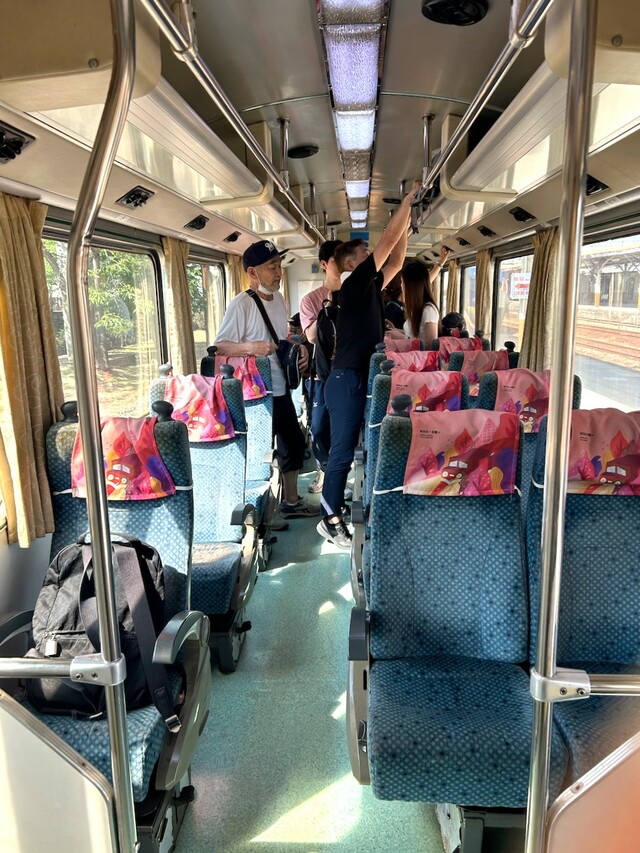 【台湾食べ歩きの旅 #19】　阿里山号の車内。2人がけの席と1人がけの席が並んでいて車幅はかなり狭い。道中はかなり揺れるのだが、満席になると立って乗る人もいる