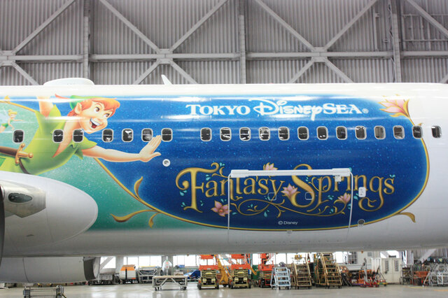 機体の前方にはピーターパンの姿が描かれています【JAL Fantastic Journey Express】