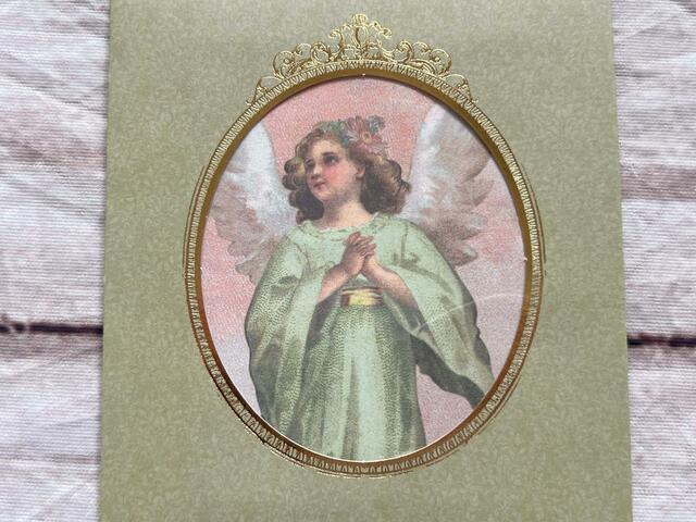 天使の絵画が額縁に入っているように見えるデザインが素敵すぎ…！